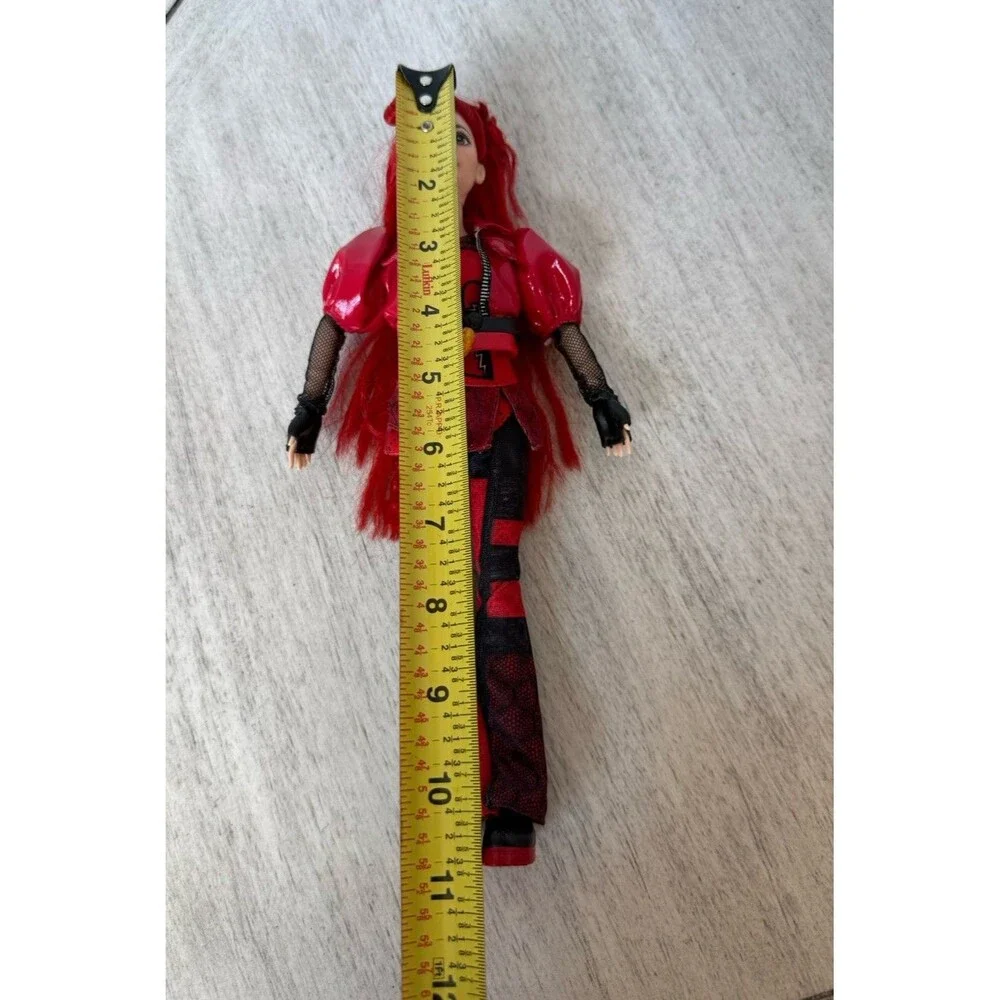 Disney Descendants Doll Rise of Red Daughter of Queen of Hearts 11” & Doll Stand